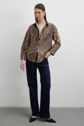 Leopar Desenli V Yaka Gömlek Kahve