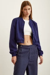 سترة مزودة بسحَّاب وبطانة لون أزرق داكن