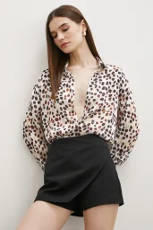 قميص بنمط حيواني بيج