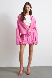 تنورة باللون الوردي المطبقة