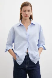 قميص أزرق فاتح مع فجوة للذراع للفقراء