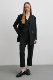 الجبهة تناسب السراويل السوداء الضيقة المصنوعة من القماش