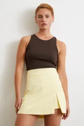 تنورة شورت مخرمة صفراء