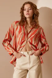 قميص زوبرا بنمط نسيجي بتصميم زوبرا باللون البرتقالي