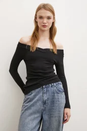 قميص بياقة زورق أسود