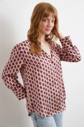 قميص حريري بنقشات هندسية وردي