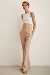 Hoch taillierte Hose mit elastischem Bund in Puderfarbe