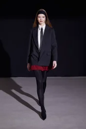 تنورة بالون صغيرة باللون البندي