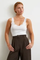 قميص أبيض بحمالات دانتيل