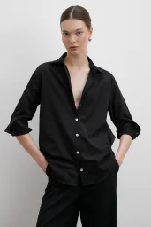 قميص قطني بياقة V سوداء