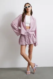 قصيرة سفلية مبطنة باللون البنفسجي