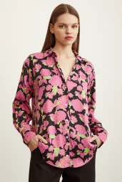 قميص حريري بنقشة ورود وردي