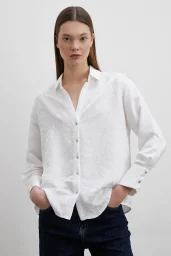 قميص بياقة على شكل V مع زخرفة جاكار – أبيض