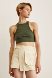 تفاصيل التنورة القصيرة بحزام على الخصر باللون الكريم