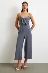 فستان براني مع زخارف عقدة