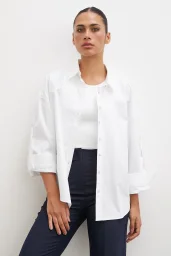 قميص أبيض بأزرار على الكتف