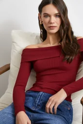 بلوزة كورسيه بيد أحمر مكشوف الكتفين