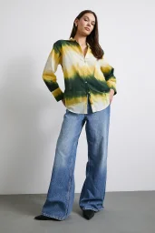 قميص بنقشة متدرجة باللون الأخضر