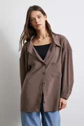 قميص مودال بجيب كبير بني