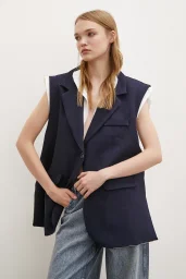 قميص بست نفسي مزين بياقة حاكمة لونه أزرق داكن