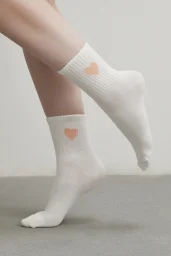 جوارب تنس بأربعة أزواج مزينة برسومات القلوب باللون الأبيض