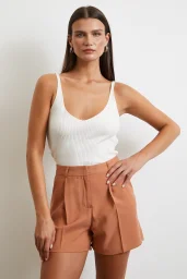 بنطلون شورت جيوب مصمم بنقشة لون الطوب