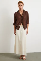 تنورة قشية بخصر مطاطي وبطانة ملونة باللون الكريمي