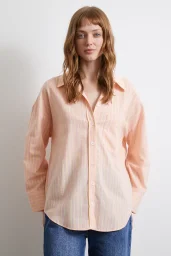 قميص بتصميم مخطط باللون الوردي