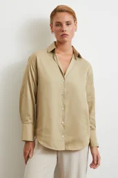 قميص بنمط مخطط قطري باللون البيج