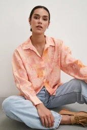 قميص بنقشة قطرات وردية