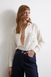 قميص بجيب متعدد الخطوط