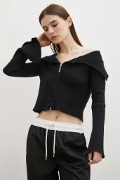 قميص عنق حريري أسود مع سحّاب