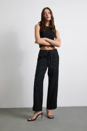 بنطلون أسود بخصر مطاطي وأطراف مطوية