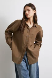 قميص كتان فضفاض بجيوب كبيرة الحجم بني