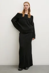 قطعة قماش بياقة مدورة وتنورة مد وجزاء سوداء