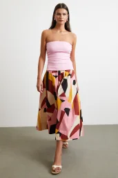 تنورة ميدي مطبوعة باللون الوردي