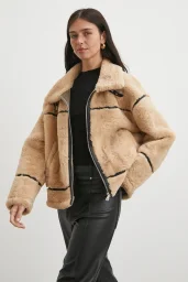 Ters Detay Peluş Lamine Mont Bej