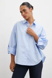 قميص بأزرار الأكمام الزرقاء