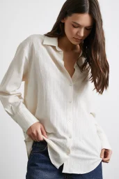 قميص مخطط ناعم بلون كريمي