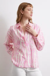 قميص مودال بنمط زرافة وردي