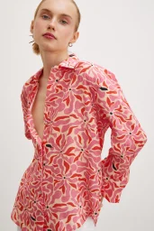 بلوزة منسوجة بنقشة زهور على شكل V باللون الفوشيا