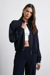 جاكيت قنبلة لونه أزرق غامق