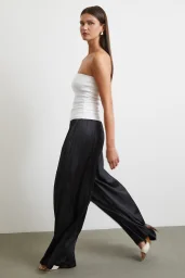 بنطلون أسود بخصر مطاطي وأطراف واسعة مزمومة