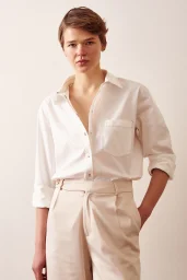 قميص كلاسيكي من القطن باللون العاجي