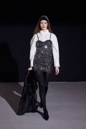 Trägerkleid mit Silbermünzen