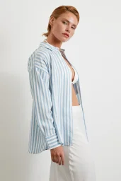 قميص متعدد الخطوط مع جيب الصدر أزرق