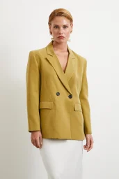 سترة بليزر قطنية ذات أزرار مزدوجة بلون الزيتون