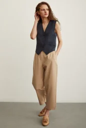 السروال متعدد الجيوب الأمامية بلون البيج