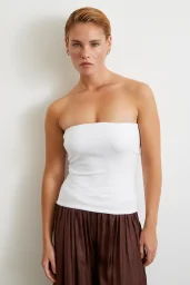 قميص أبيض غير مشدود