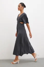 فستان برقبة V مع فتحة جانبية